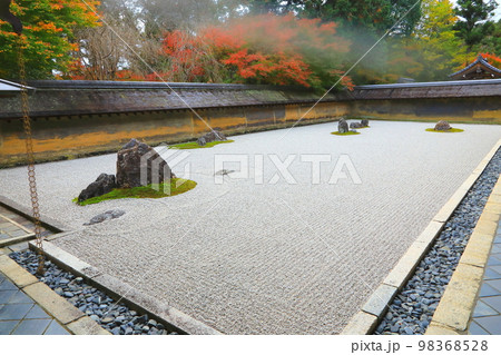秋の龍安寺石庭(京都市) 秋の龍安寺石庭(京都市) 98368528