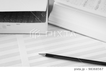 音楽　五線譜　勉強　楽典　作曲　編曲　辞書　辞典　教育　五線紙 98368567