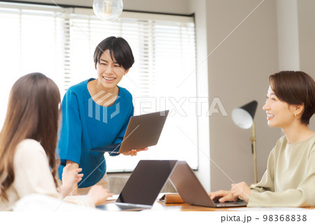 ミーティングをする女性達 98368838