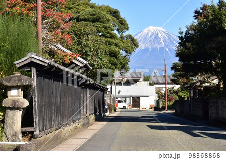 富士市 間宿・岩淵の小休本陣常盤家住宅前の旧東海道と富士山 富士市 間宿・岩淵の小休本陣常盤家住宅前の旧東海道と富士山 98368868