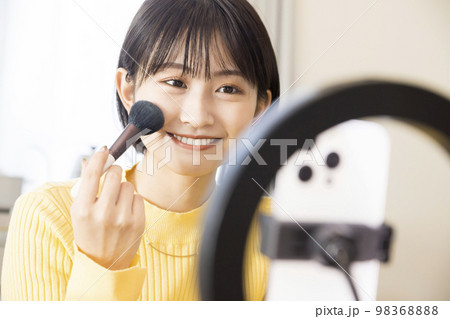 メイクのやり方をネット配信する若い女性 98368888
