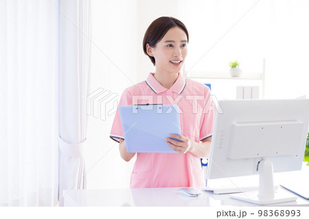 介護士のポートレート 98368993