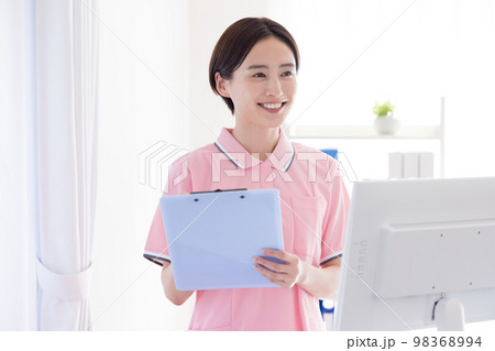 介護士のポートレート 98368994