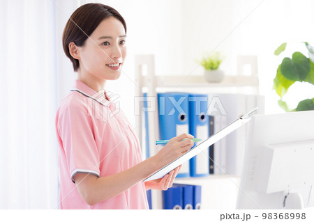 介護士のポートレート 98368998