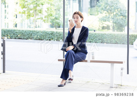 ビジネス　スマホを持っている女性のポートレート 98369238