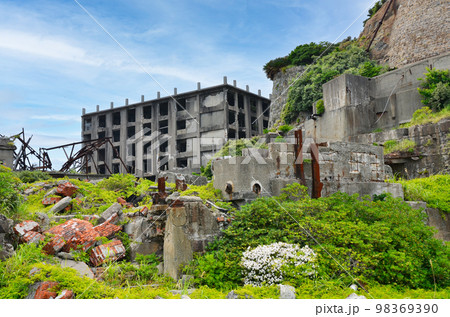 軍艦島の廃墟ビルと緑 98369390
