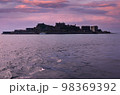 夕暮れの軍艦島の風景 98369392