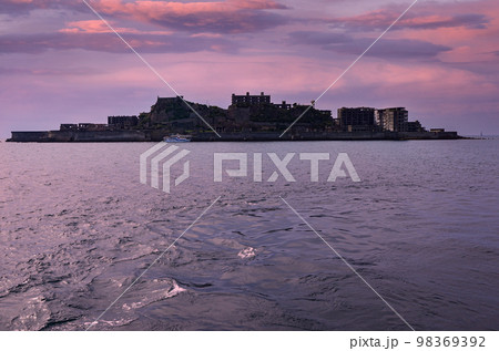 夕暮れの軍艦島の風景 98369392