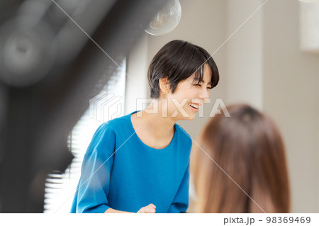 ミーティングをする女性達 ミーティングをする女性達 98369469