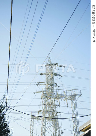 白い鉄塔と電線 98369528