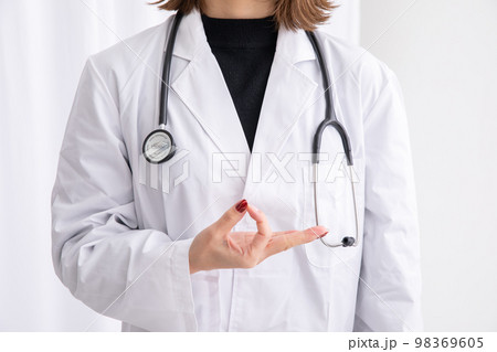 お金のサインを出す医師　Doctor 98369605