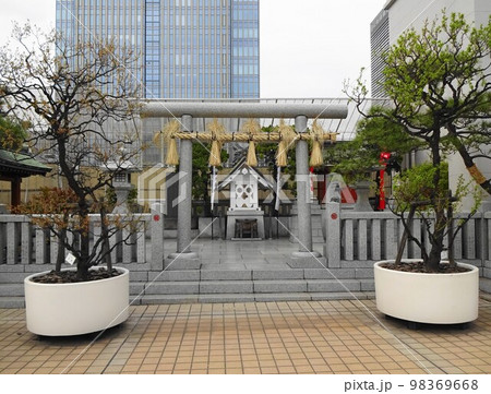 日本橋三越の屋上に鎮座する三囲神社 日本橋三越の屋上に鎮座する三囲神社 98369668