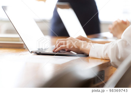 パソコンを操作する女性たちの手元 98369743