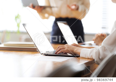 パソコンを操作する女性たちの手元 パソコンを操作する女性たちの手元 98369744
