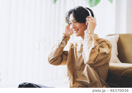 音楽を聴く男性 98370036
