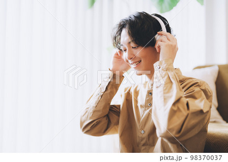 音楽を聴く男性 98370037