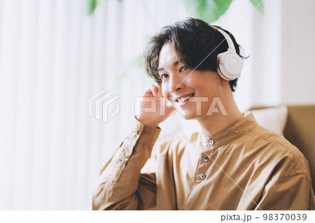 音楽を聴く男性 98370039