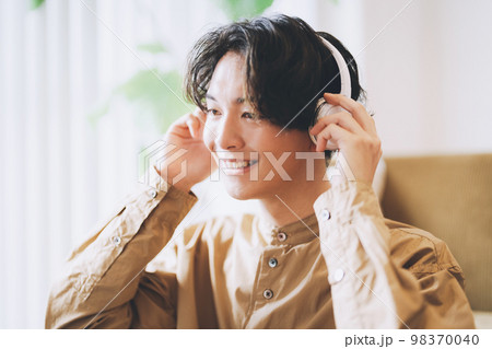 音楽を聴く男性 98370040