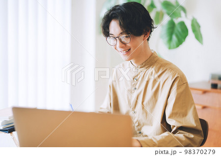 自宅でパソコンを使う男性 自宅でパソコンを使う男性 98370279