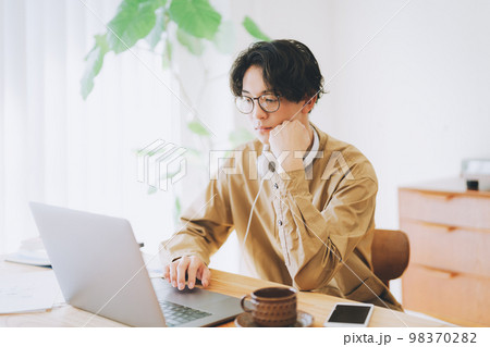 自宅でパソコンを使う男性 98370282