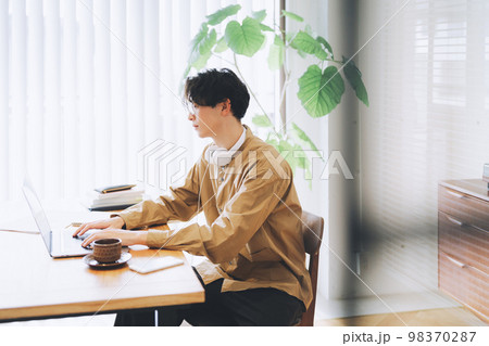自宅でパソコンを使う男性 自宅でパソコンを使う男性 98370287