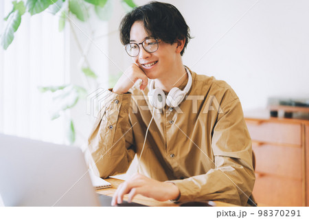 自宅でパソコンを使う男性 98370291