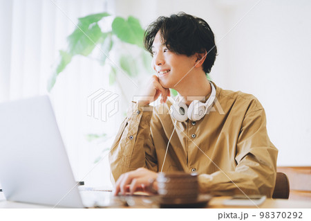 自宅でパソコンを使う男性 98370292