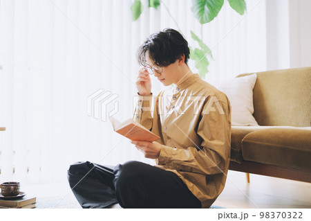 読書をするメガネの男性 読書をするメガネの男性 98370322