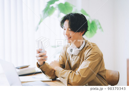 スマホを持つ男性 スマホを持つ男性 98370343