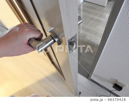 ドアの取っ手を掴む手　女性の手と取っ手　ドアノブ 98370428