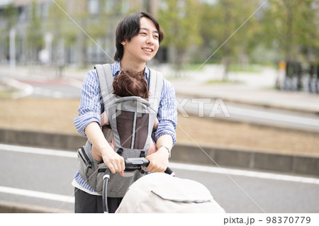 街を歩く育児中の男性 街を歩く育児中の男性 98370779