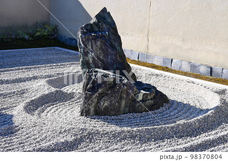 1月の京都市北区 龍源院の枯山水庭園 一枝坦 98370804