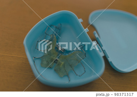 矯正ケースが割れる 98371317