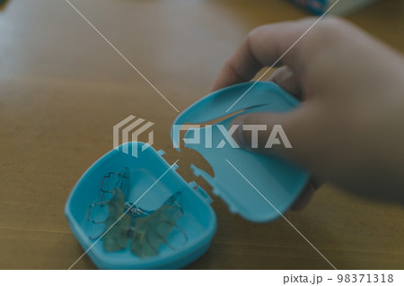 矯正ケースが割れる 98371318