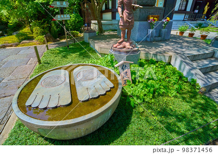 神奈川県鎌倉市長谷寺の仏足石 98371456