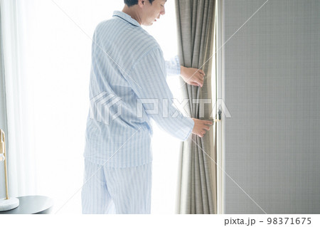 寝室の40代男性 98371675