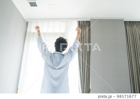 寝室の40代男性 98371677