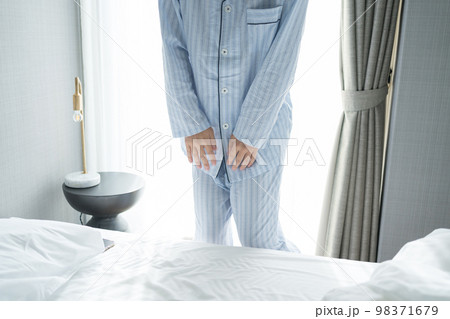 寝室の40代男性 98371679