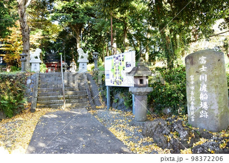 富士市　富士川橋近くの水神社参道と富士川渡船場跡碑 98372206