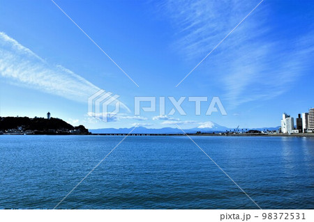 片瀬東浜海水浴場からみた雪の富士山 98372531