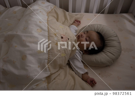 赤ちゃんが夜にネントレ(ねんねトレーニング)で寝ている姿 98372561