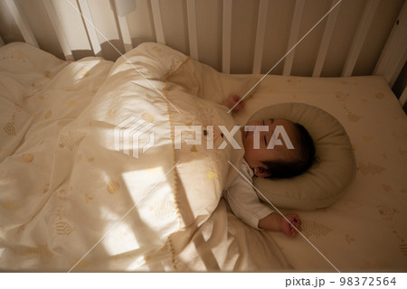 赤ちゃんが夜にネントレ(ねんねトレーニング)で寝ている姿 赤ちゃんが夜にネントレ(ねんねトレーニング)で寝ている姿 98372564