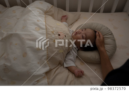 赤ちゃんが夜にネントレ(ねんねトレーニング)で寝ている姿 赤ちゃんが夜にネントレ(ねんねトレーニング)で寝ている姿 98372570