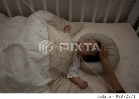 赤ちゃんが夜にネントレ(ねんねトレーニング)で寝ている姿 98372571