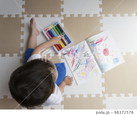 クレヨンでお絵描きをする男の子 98372576