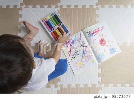 クレヨンでお絵描きをする男の子 98372577
