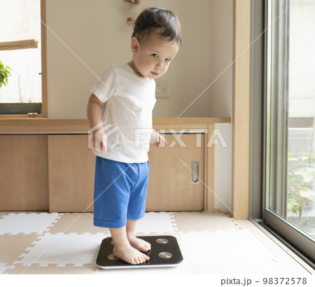 体重計にのる2歳のこども 体重計にのる2歳のこども 98372578