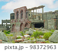 軍艦島の廃墟と緑 98372963