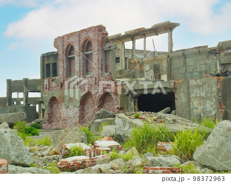 軍艦島の廃墟と緑 98372963