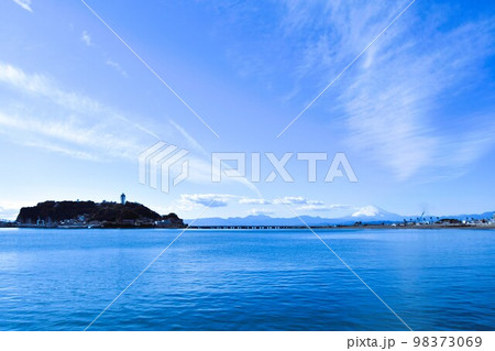 片瀬東浜海水浴場からみた雪の富士山 片瀬東浜海水浴場からみた雪の富士山 98373069